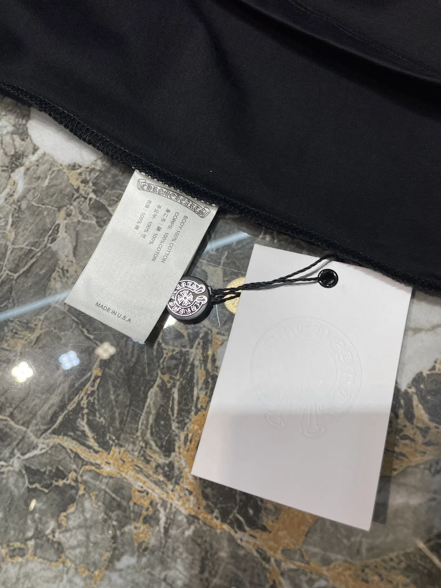P240 Chrome Hearts 🌟[Top original order] Sanskrit color-blocked short-sleeved fabric: cotton fabric Process: printing production version: fit version Weight: about 140 grams Description: According to YB custom-dyed thread and large body fabric, the printing is hand-printed, contrasting color design The upper body effect is excellent, the overall routing is straight and delicate, the fabric is comfortable and soft, the color is consistent and there is no color difference, it can be matched with the same style to create a fashionable look, and can be used in various occasions, customized accessories, complete with three standards, the same style for men and women!  size：s m l